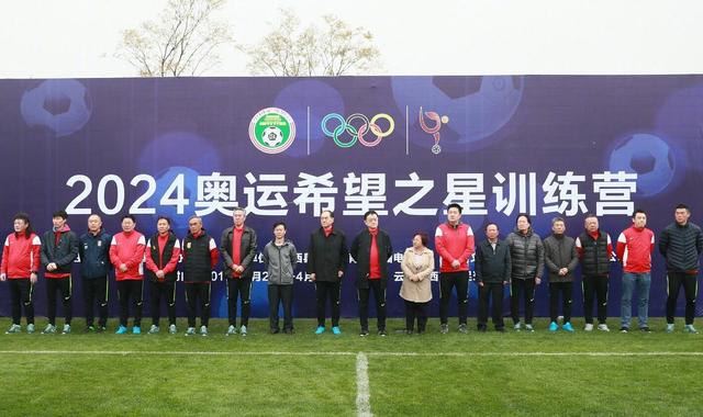 差人阿猫（周润发 饰）于枪支买卖现场发现了一具女尸，跟一个小女孩加加。为了能顺遂破案，他找到了死者mm阿雪（钟楚红 饰），刚起头阿雪对阿猫有莫明的惊骇，谢绝共同阿猫的工作，但后来见阿猫对加加的仔细赐顾帮衬，渐渐对他有了好感。此时阿雪的前夫阿良回来要求阿雪与他复婚，由于阿雪已爱上了阿猫，便谢绝了阿良的要求。 一天，阿猫碰到了头晕军械的匪徒，两边苦战后阿猫拘系了他们，受了重伤的阿猫幸亏获得了阿雪的赐顾帮衬，两人豪情加深。阿良居然住进了阿雪的家里，偷运军械的人也盯上了阿猫。刚到阿雪家，阿猫便遭到了阿良的攻击，两人打架之时，大盗也追逐了上来……